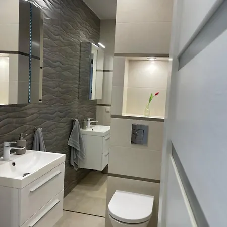 - W Domu - 130m2 Z Tarasem I Ogrodkiem 브로츠와프